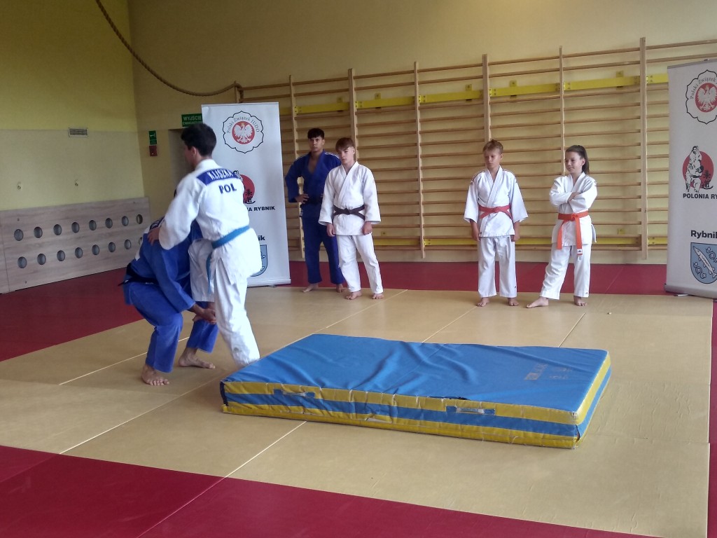 Prezentacja ćwiczeń przez zawodników judo