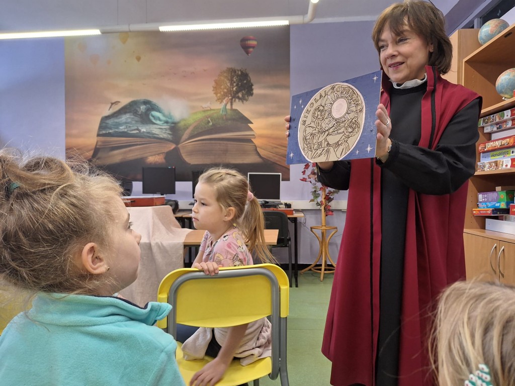 Pani Ewa podczas prowadzenia lekcji o Mikołaju Koperniku