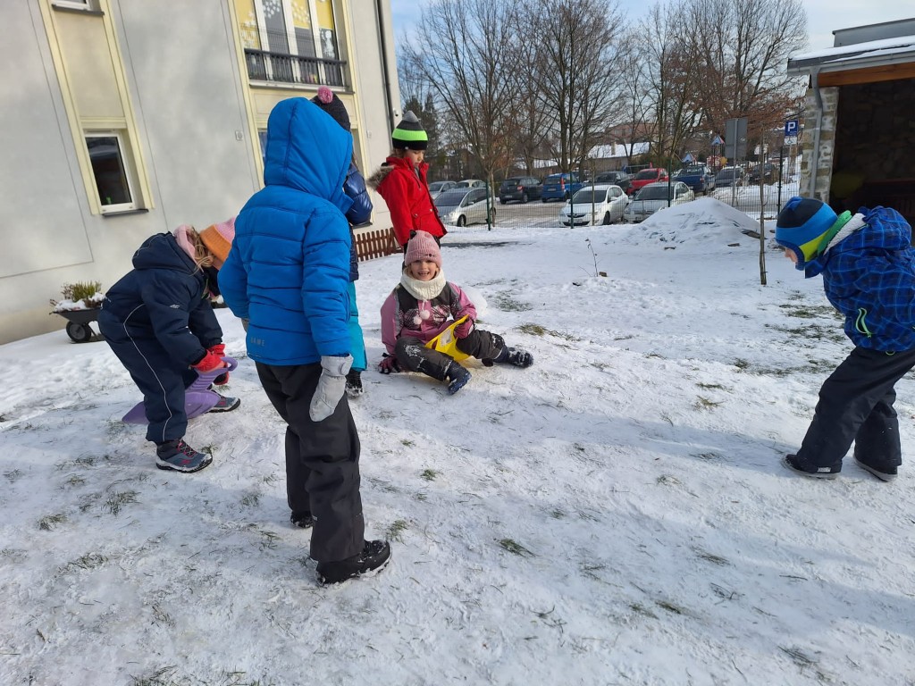 Zimowe zabawy w ogrodzie przedszkolnym
