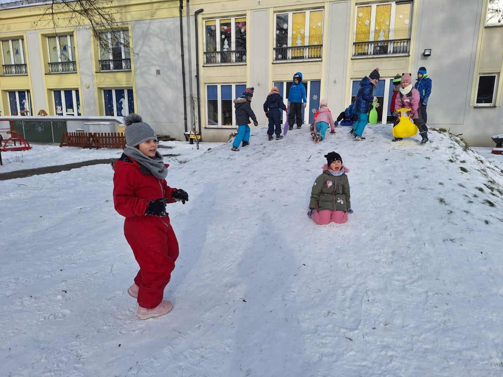 Zimowe zabawy w ogrodzie przedszkolnym