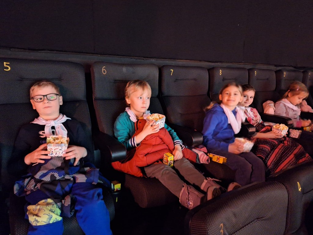 Na sali kinowej , czekamy na film,  jedząc popcorn