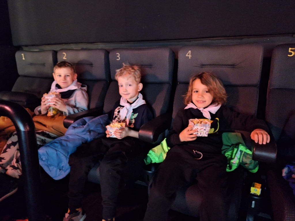 Na sali kinowej, czekamy na film, jedząc popcorn
