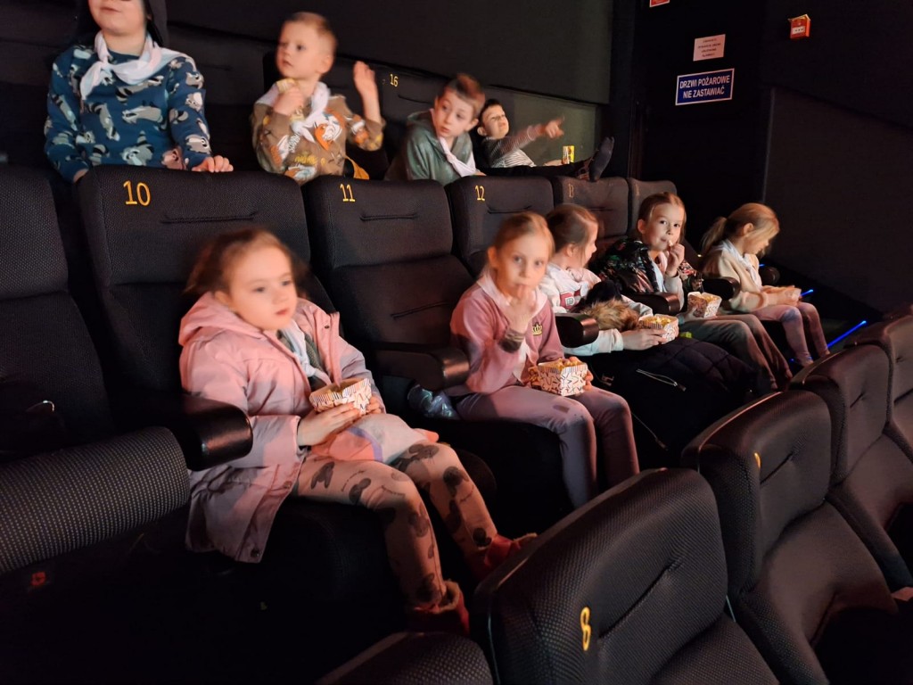 Na sali kinowej, czekamy na film, jedząc popcorn