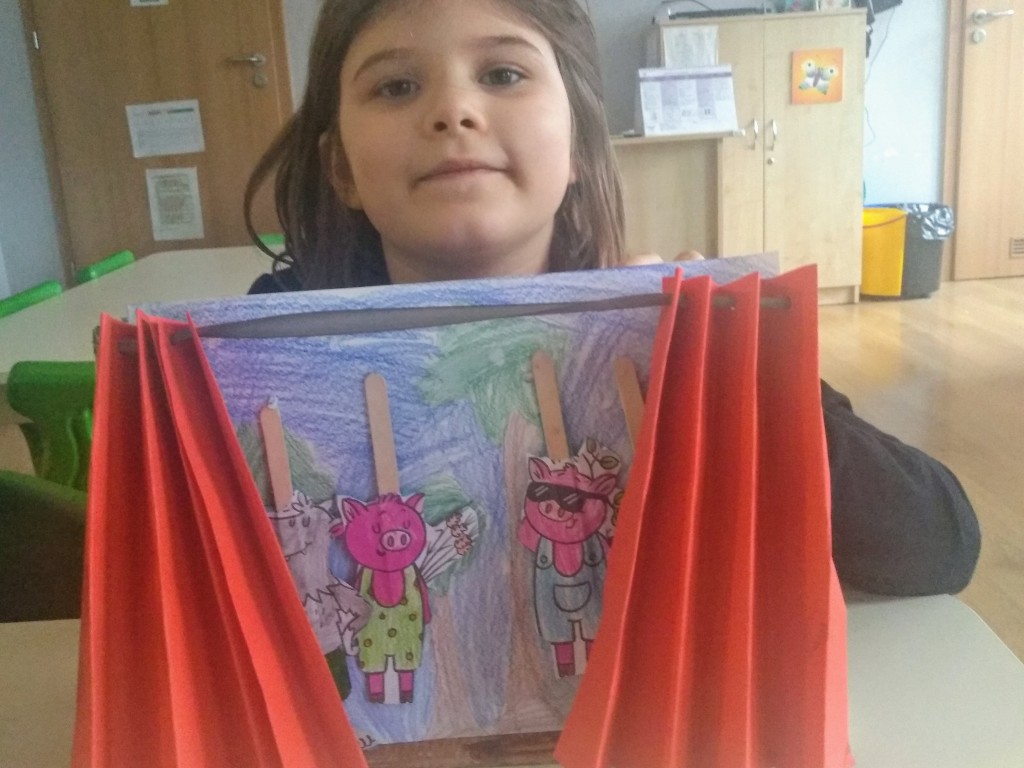 Michalina prezentuje swój papierowy teatrzyk