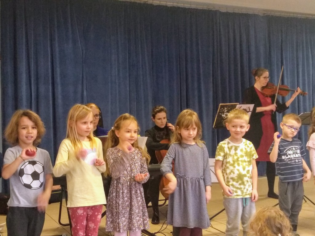 Występ przedszkolaków przy współudziale muzyków