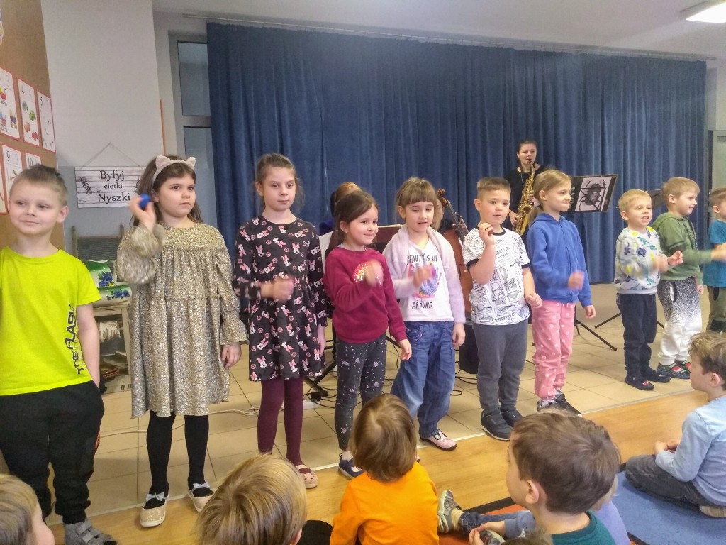 Występ przedszkolaków przy współudziale muzyków