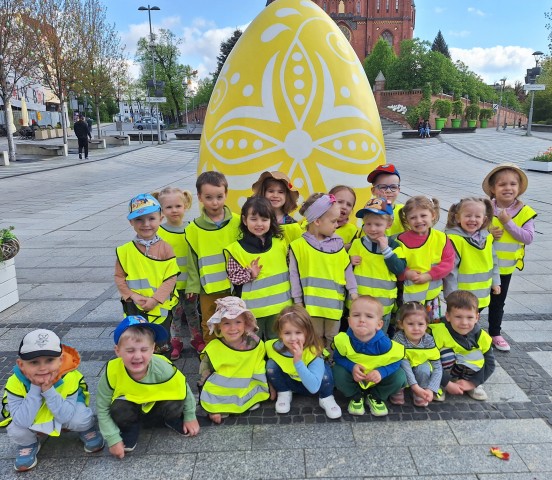 Zajączki pod wielkanocnym jajkiem